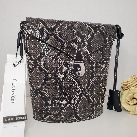 🎁 Calvin Klein Snake Lock Bucket Bag 💫 - Picture 2 of 11